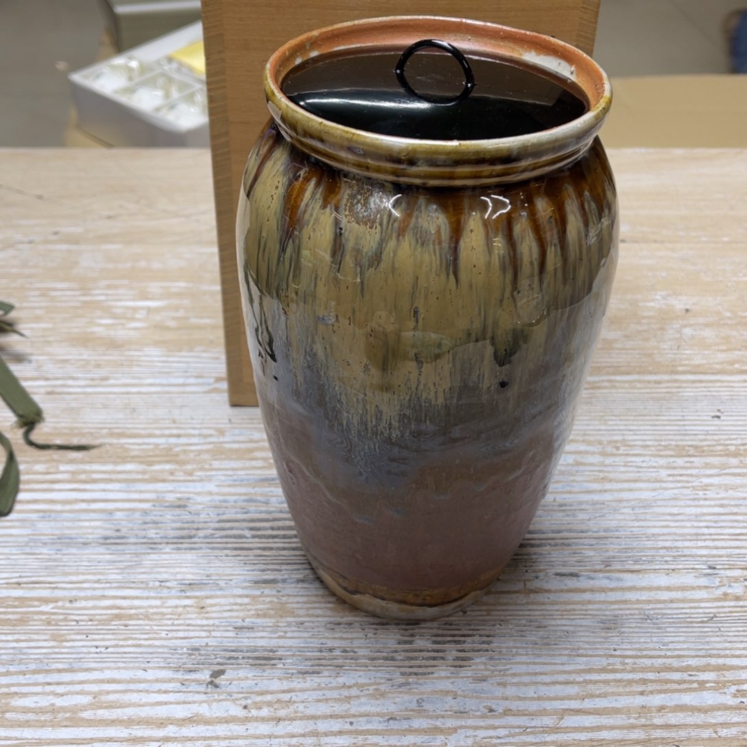 瓷片密密麻麻地排列着一个