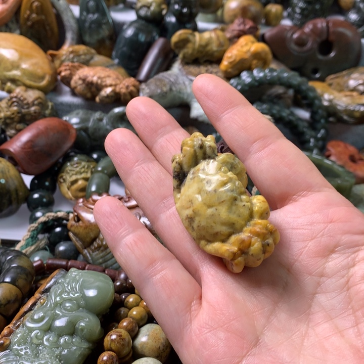 未镶嵌岫岩河磨玉（透闪石质玉）把件