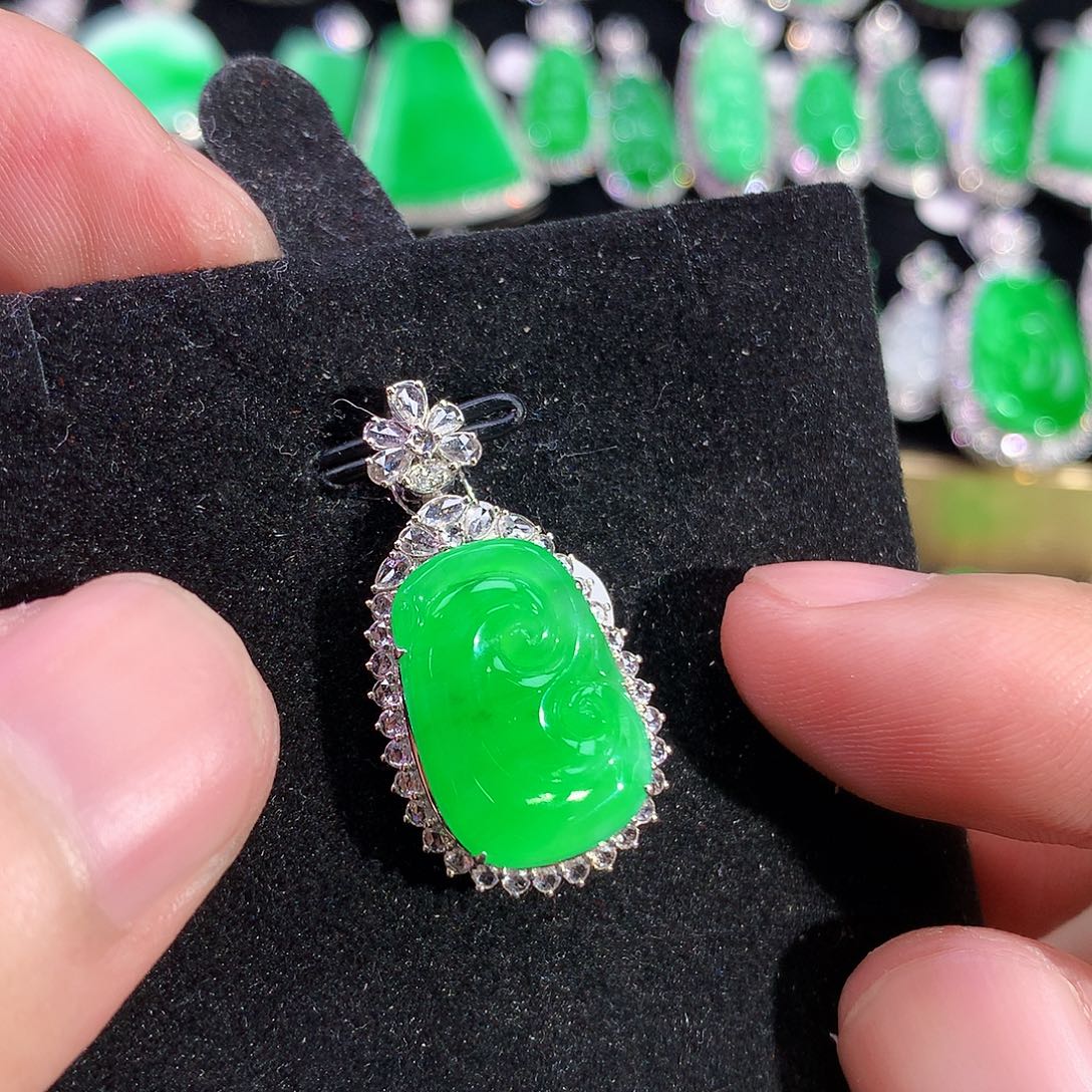 翡翠18K金镶嵌颈饰