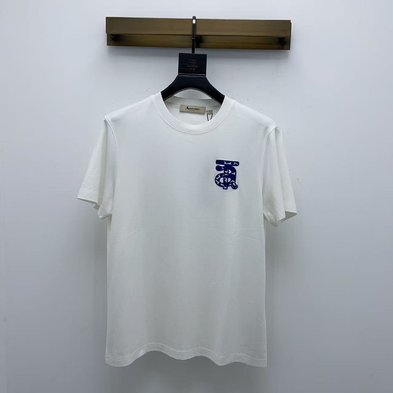 Aquascutum/雅格狮丹25秋冬男士白色刺绣logo简约时尚休闲打底T恤