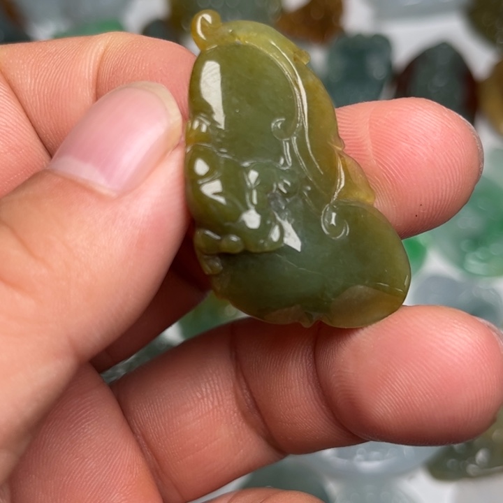 翡翠未镶嵌颈饰如意 