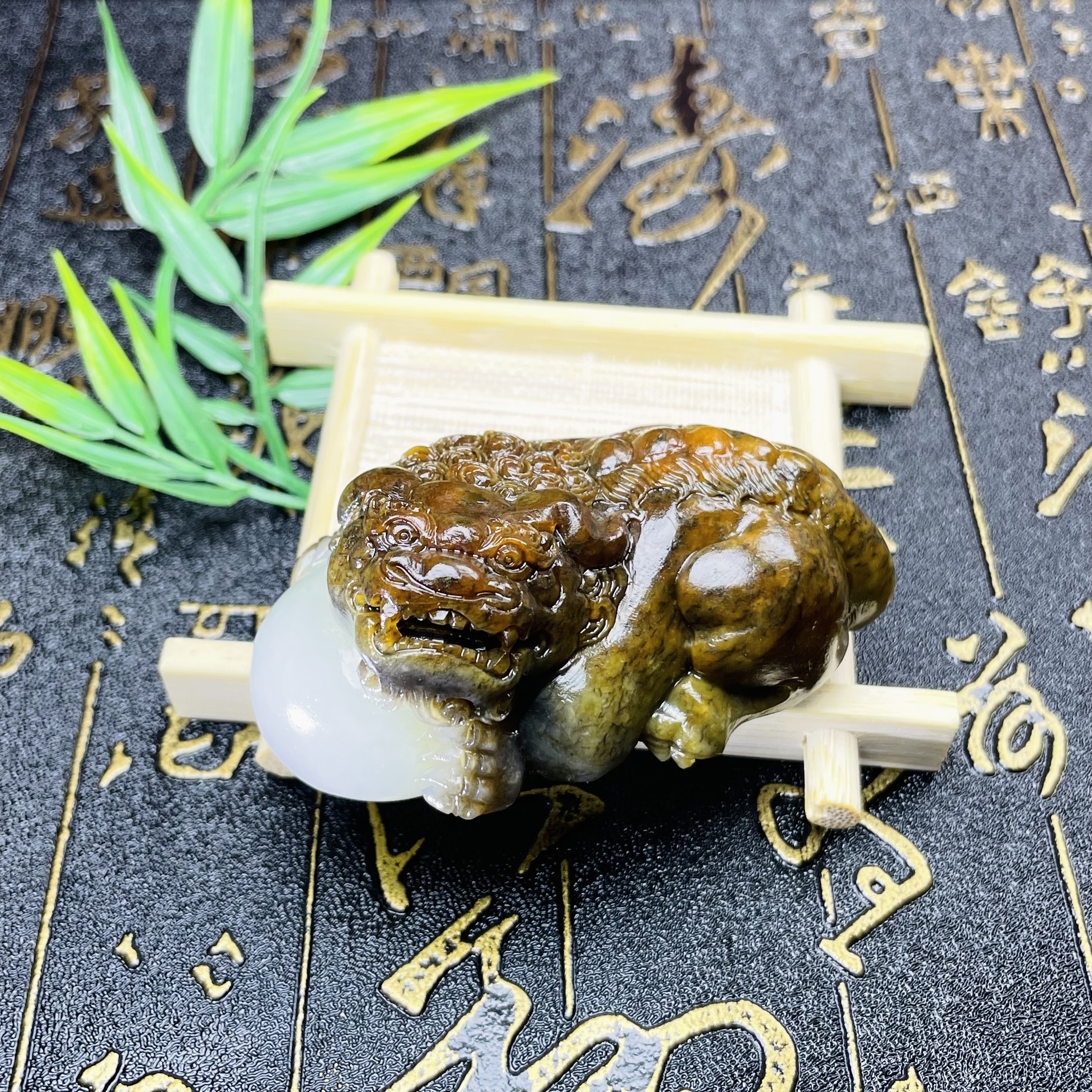 玉雕作品狮子绣球 俄籽精品和田玉手把件 挂件沁色