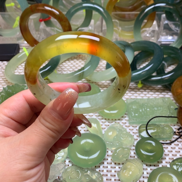 蛇纹石玉手镯52圈口微瑕未镶嵌