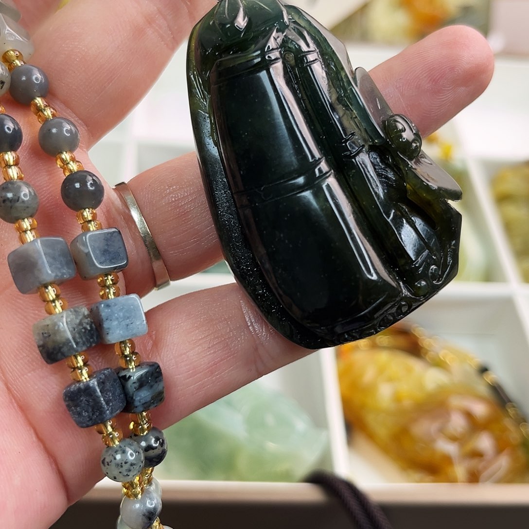 蛇纹石玉颈饰未镶嵌