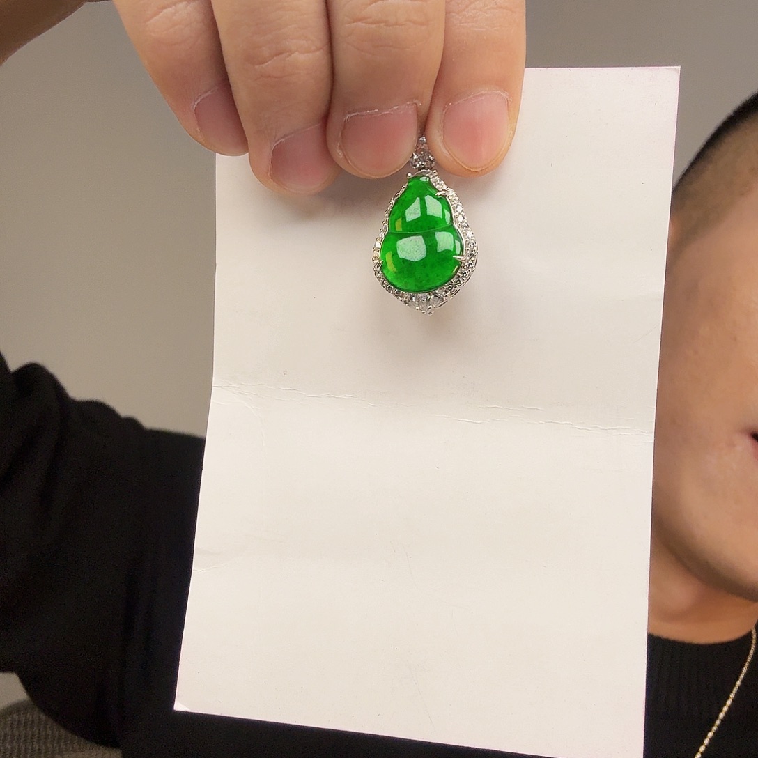 翡翠未镶嵌颈饰一件