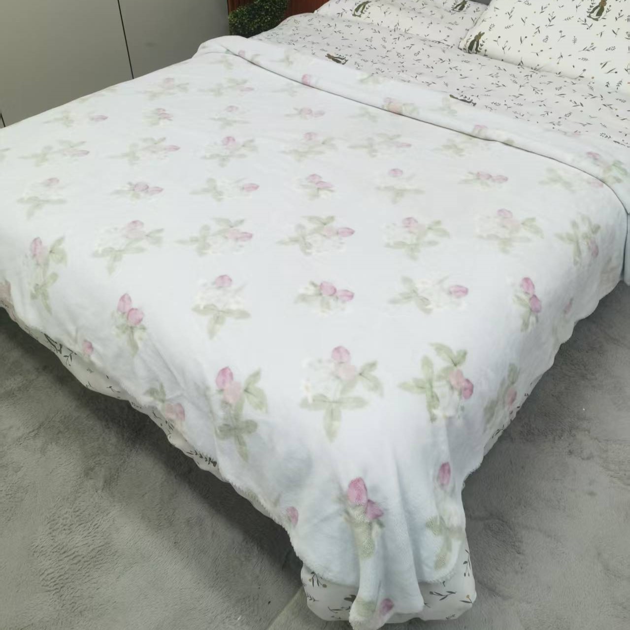 外贸单1.8*2米浅蓝色粉花北极绒盖毯冬季铺床保暖大床用可铺可盖