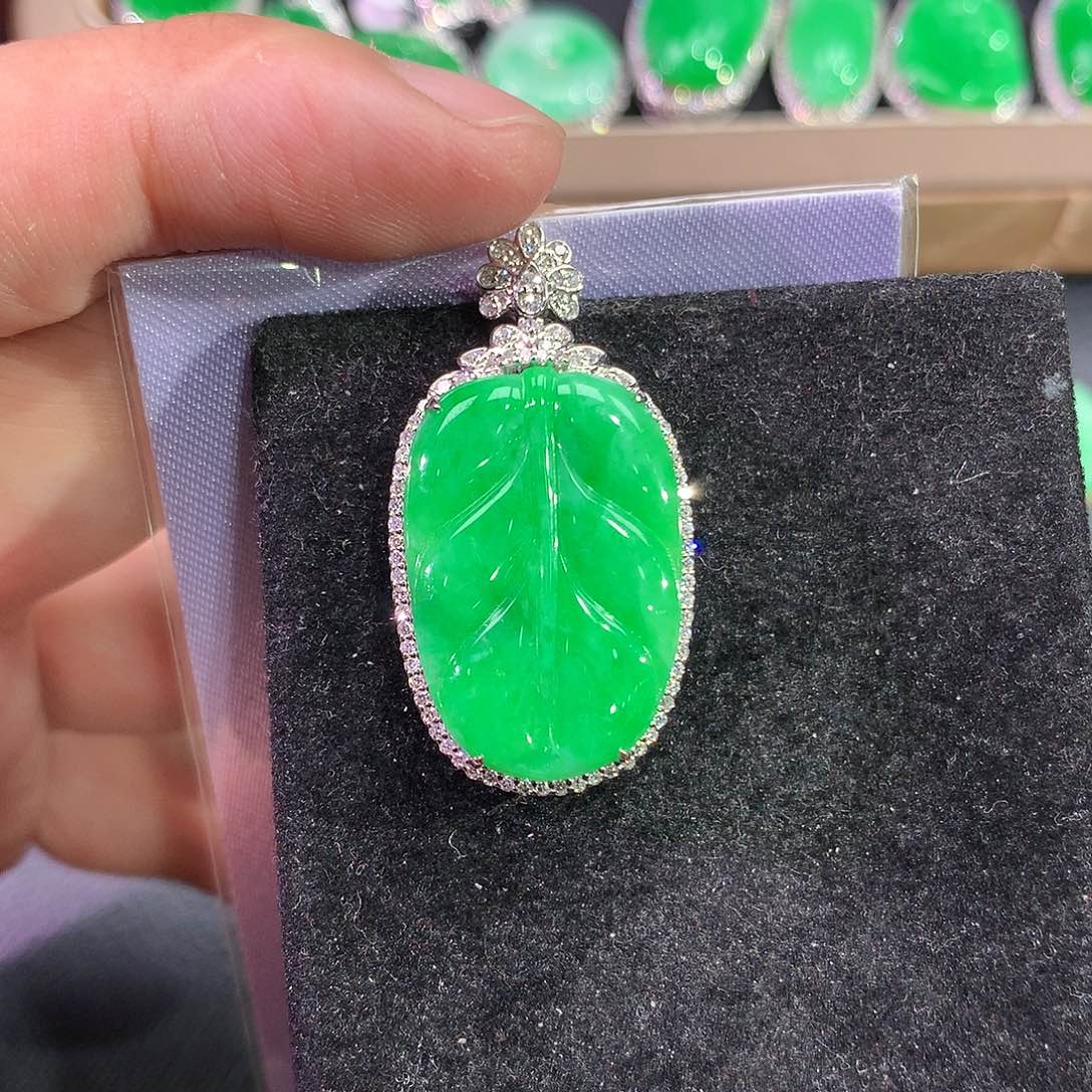 翡翠吊坠(赠链)18K金镶嵌