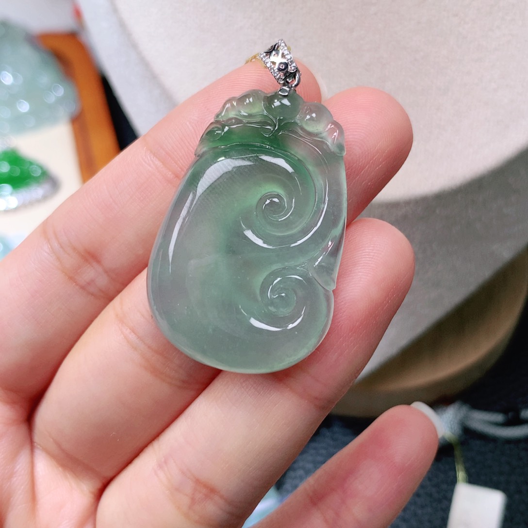 颈饰18K金镶嵌翡翠如意