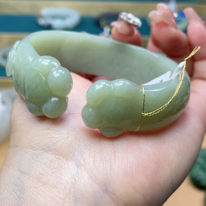 和田玉手镯61+圈口。编号23未镶嵌