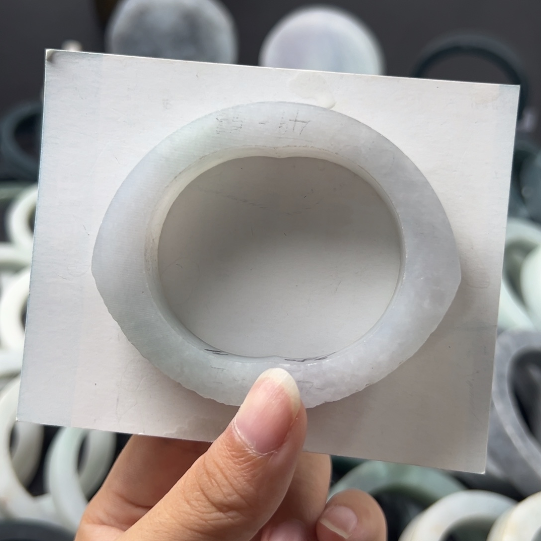 翡翠手镯未镶嵌白冰带春彩（正圈50-54）