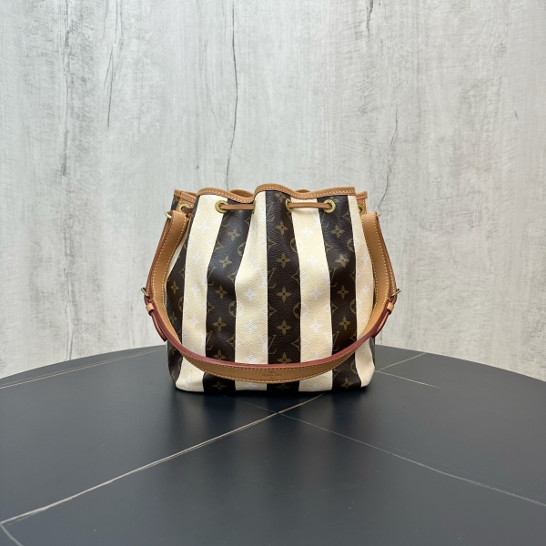 市场价99999/路易威登/95新/C6849311045/包包