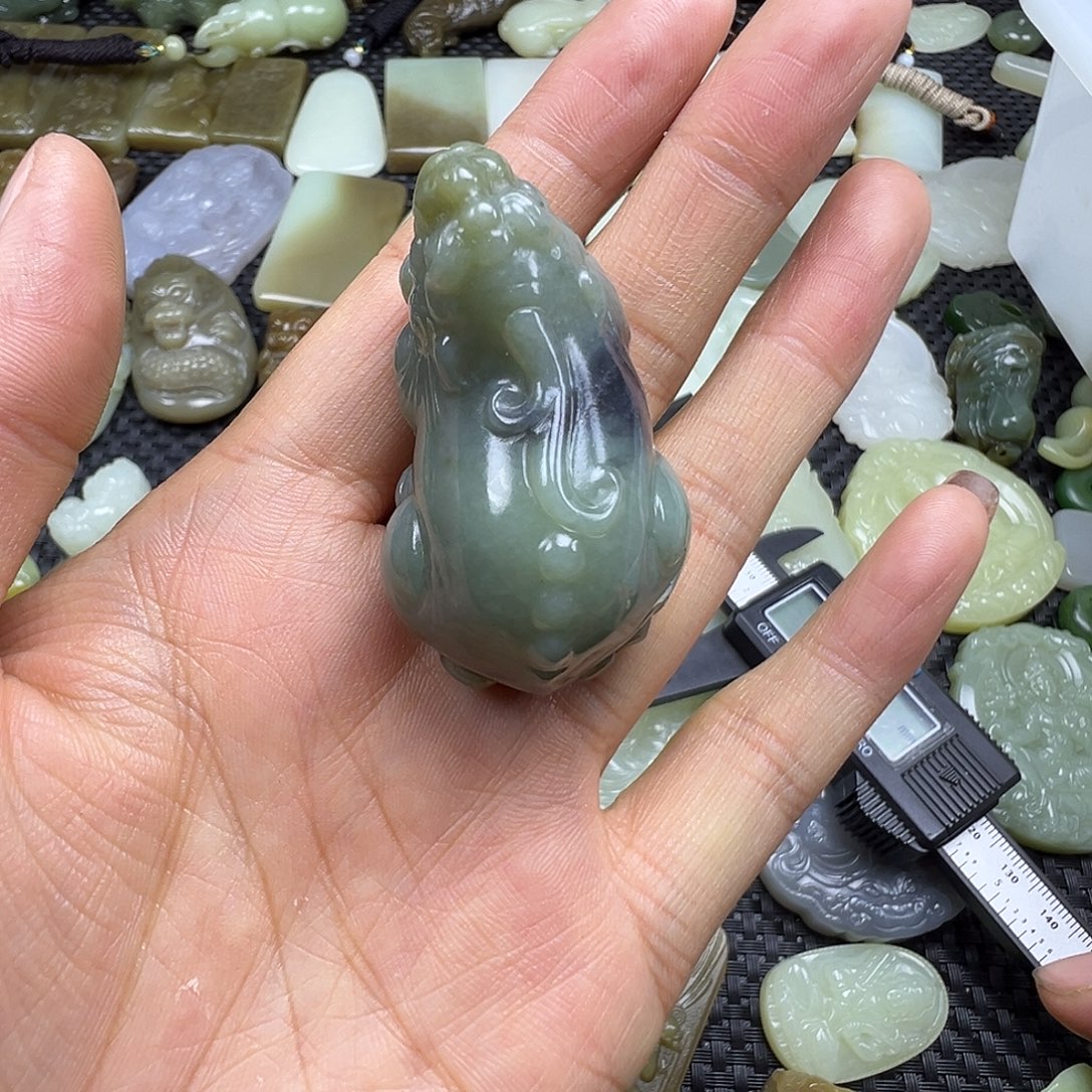 和田玉未镶嵌颈饰微瑕漏，卡48.7