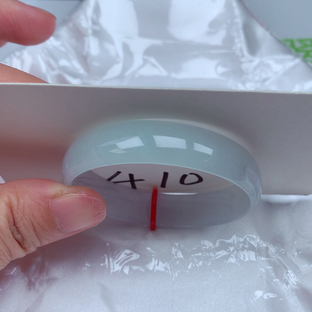翡翠手镯未镶嵌翡翠