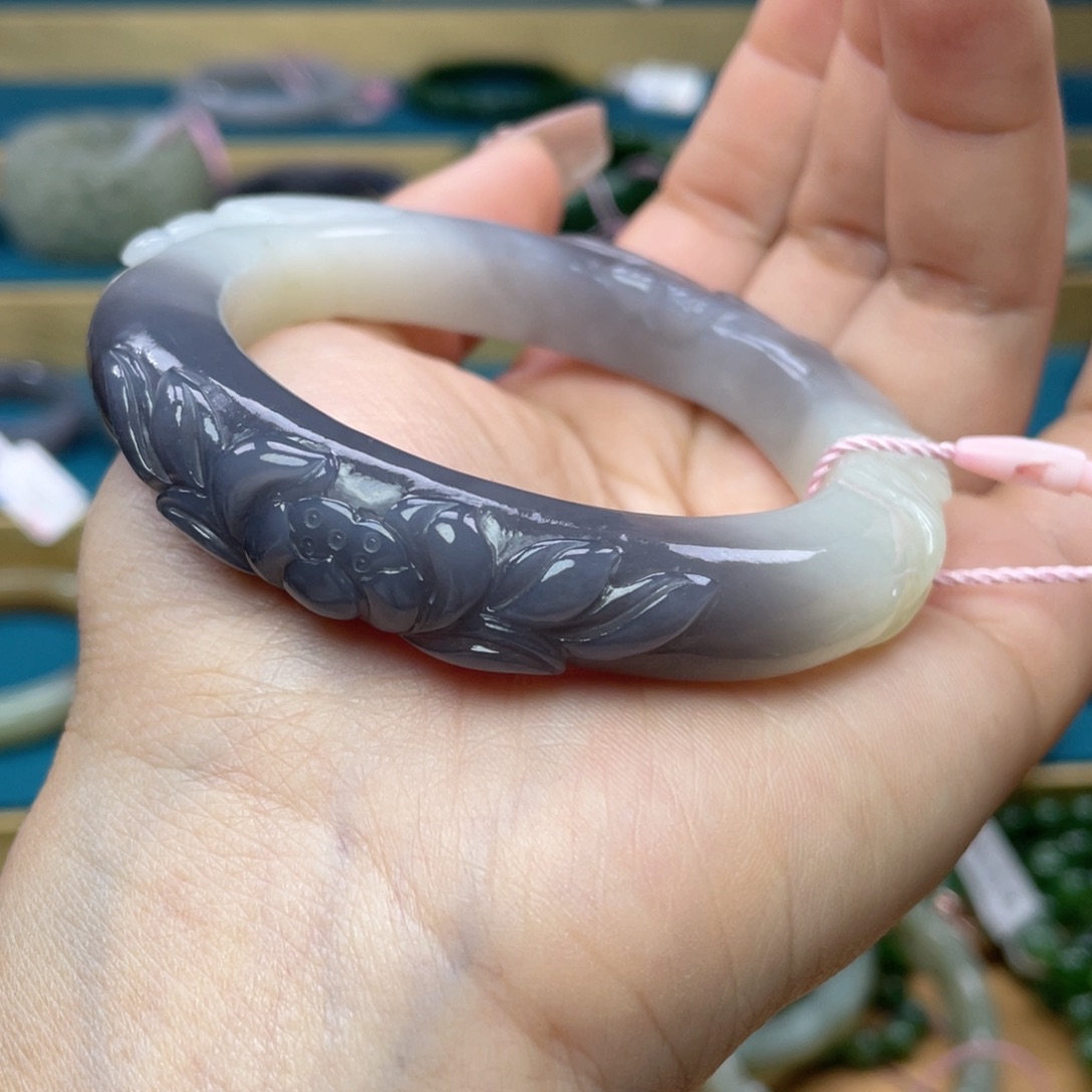 和田玉手镯56圈口。编号A17未镶嵌