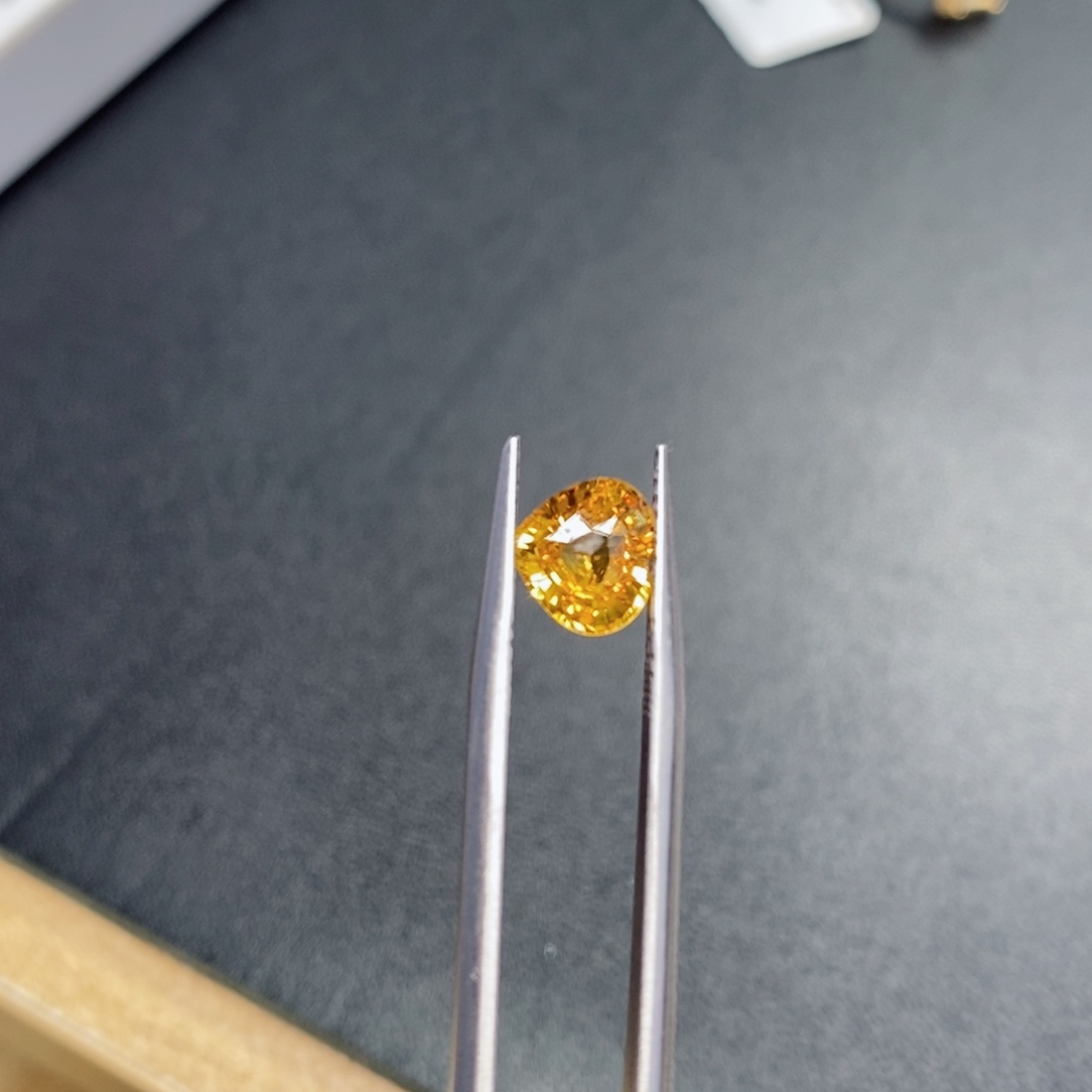 彩色蓝宝石裸石未镶嵌1.64克拉，金丝雀，吉尔德证书