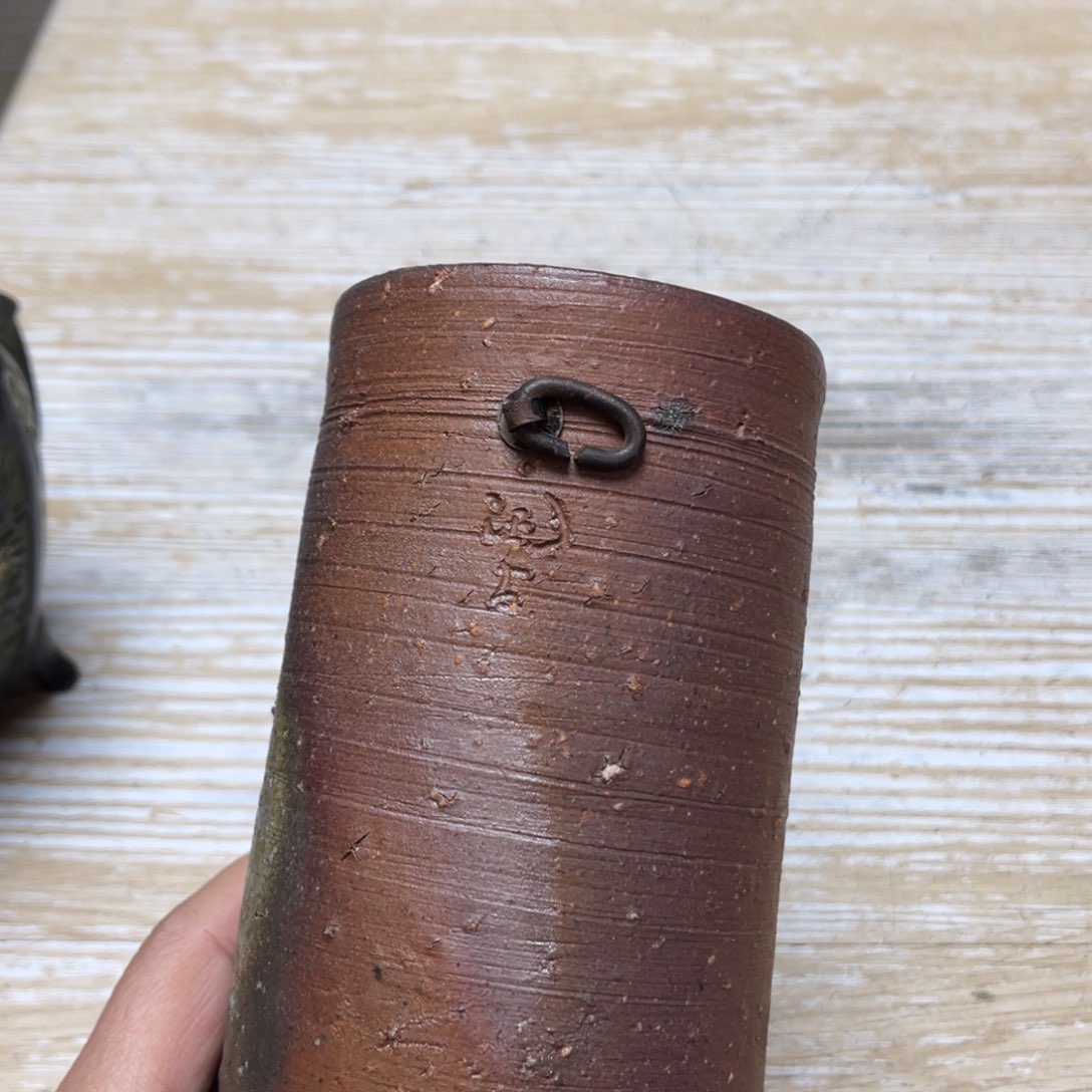 瓷片密密麻麻地排列着