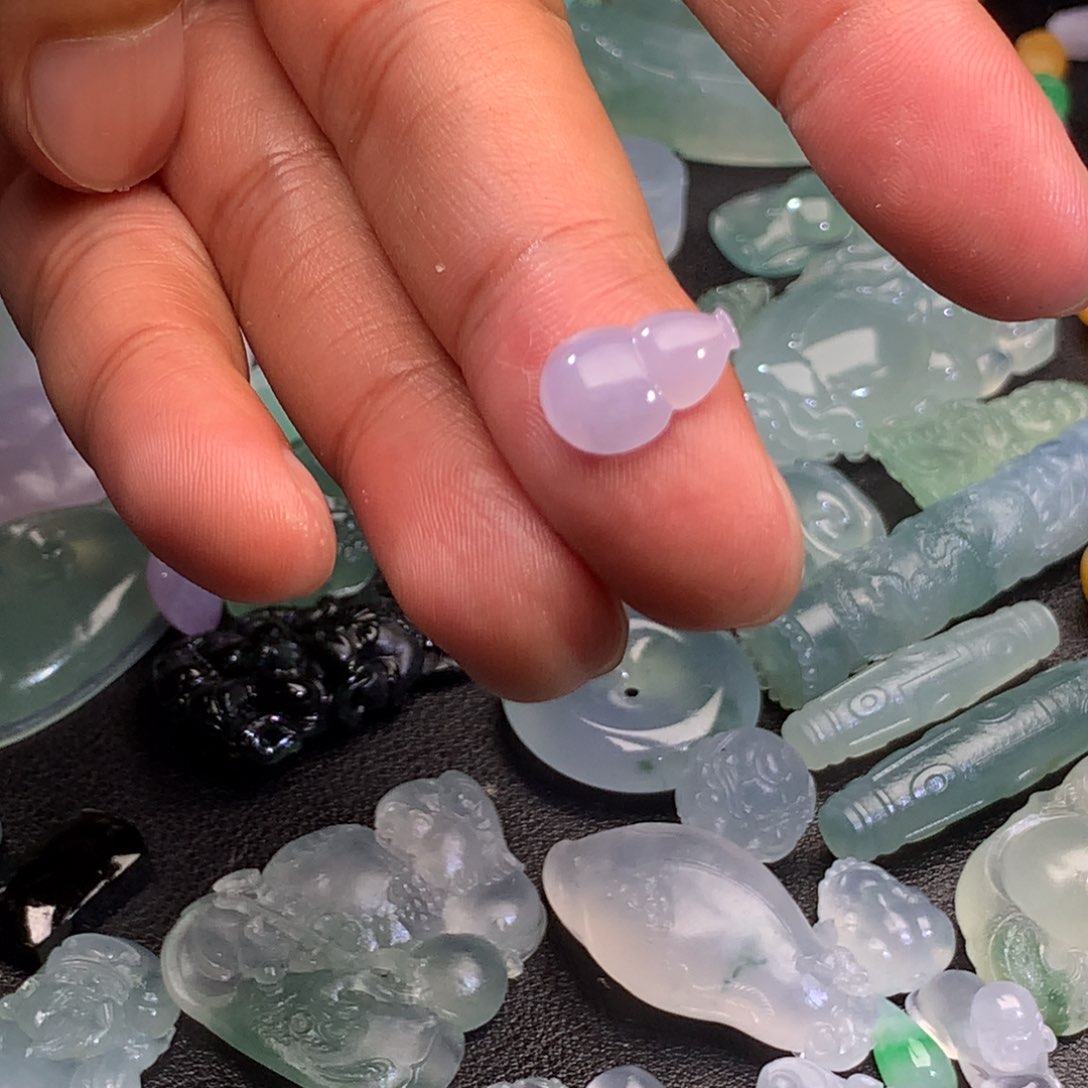 翡翠未镶嵌颈饰葫芦