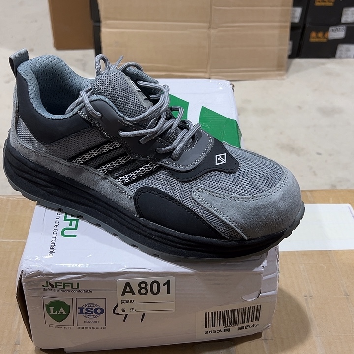 801号。41防砸防刺劳保鞋。鞋底磨损介意勿拍