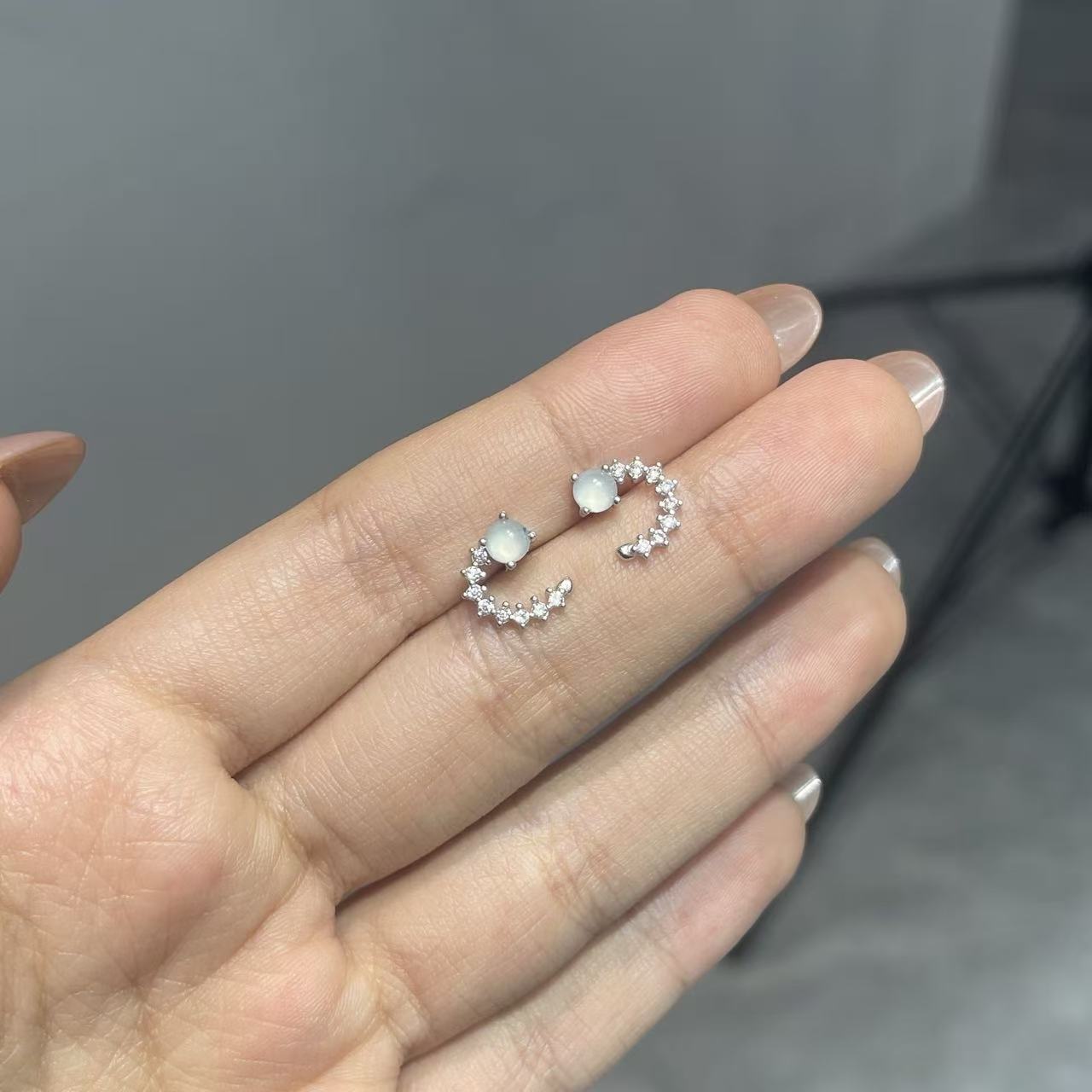 【玉见】天然A货翡翠S925银白冰设计款蛋面耳钉