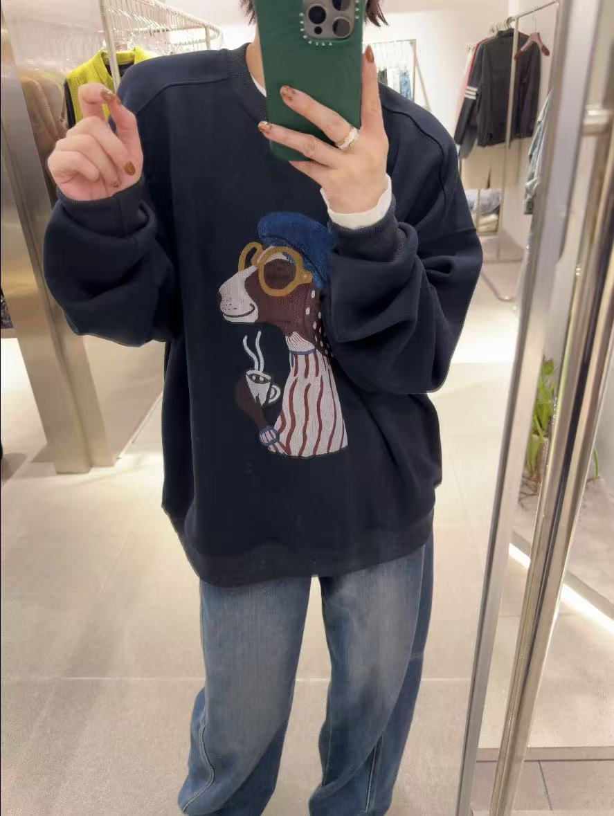 春苗女装    小狗图案加绒卫衣     新款休闲宽松设计款