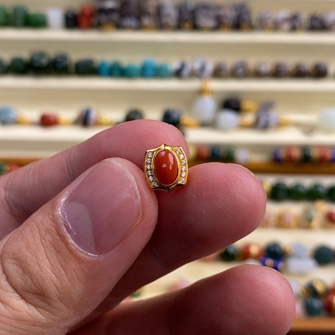 南红玛瑙颈饰18K金镶嵌行****张