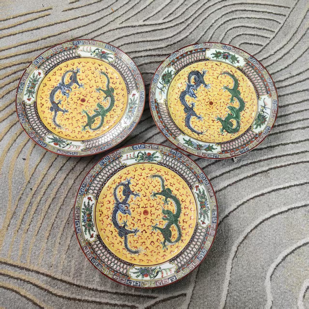 A0844民国粉彩黄地双龙戏珠纹盘【其一】