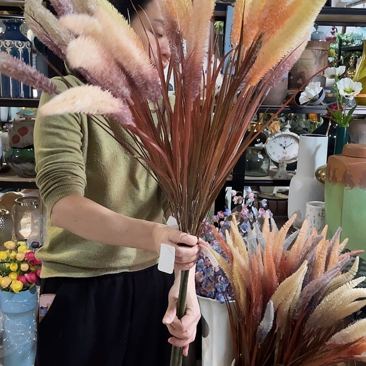 陶瓷花瓶，茶壶茶杯。7