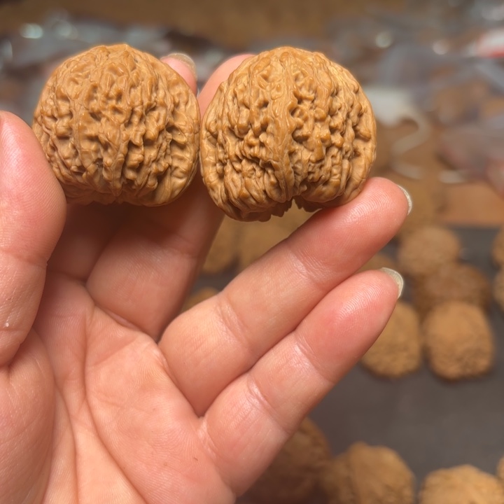 瑞***理琢鹿南疆石文玩核桃，有一点黄