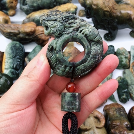 未镶嵌岫岩河磨玉（透闪石质玉）把件