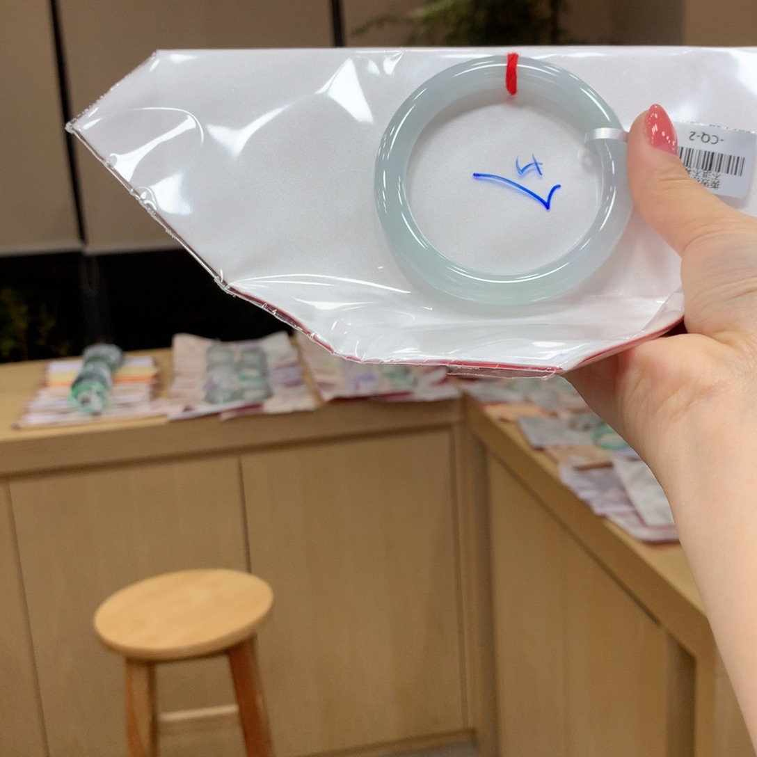 翡翠手镯未镶嵌不退不换