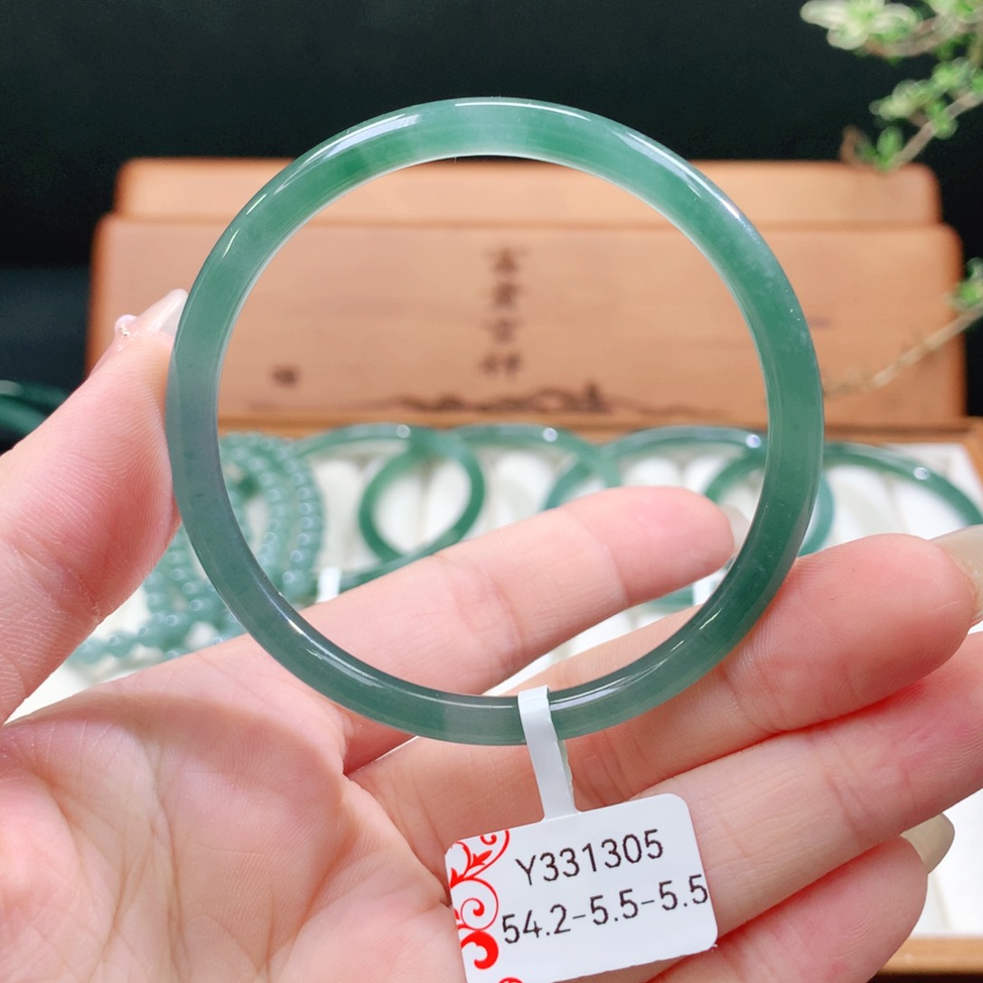 翡翠手镯未镶嵌天然