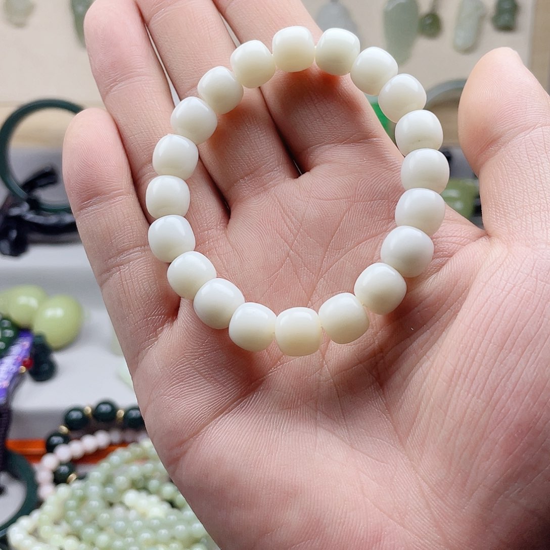 和田玉手链未镶嵌?