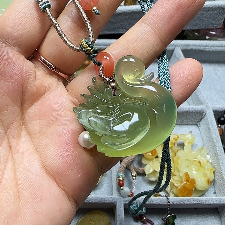 阴***行蛇纹石玉未镶嵌颈饰