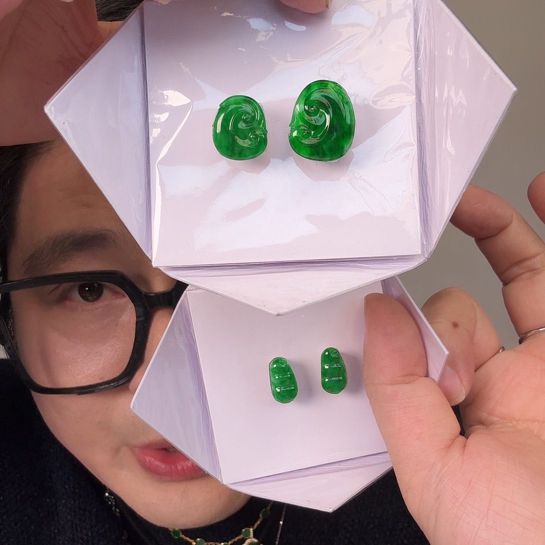 L***M翡翠未镶嵌颈饰一套