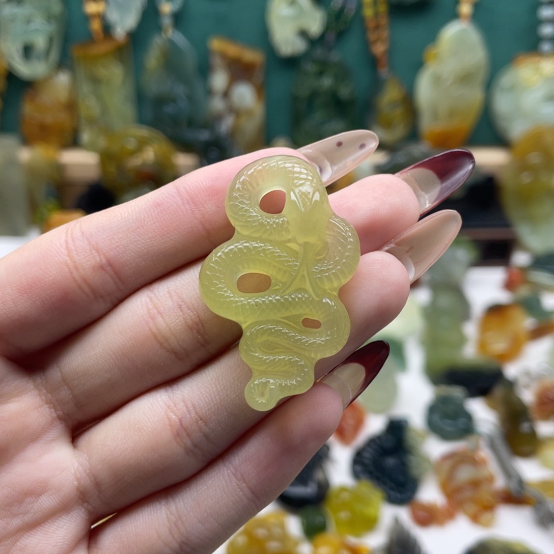 蛇纹石玉颈饰未镶嵌