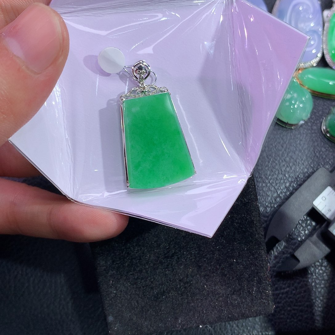 翡翠吊坠(赠链)18K金镶嵌