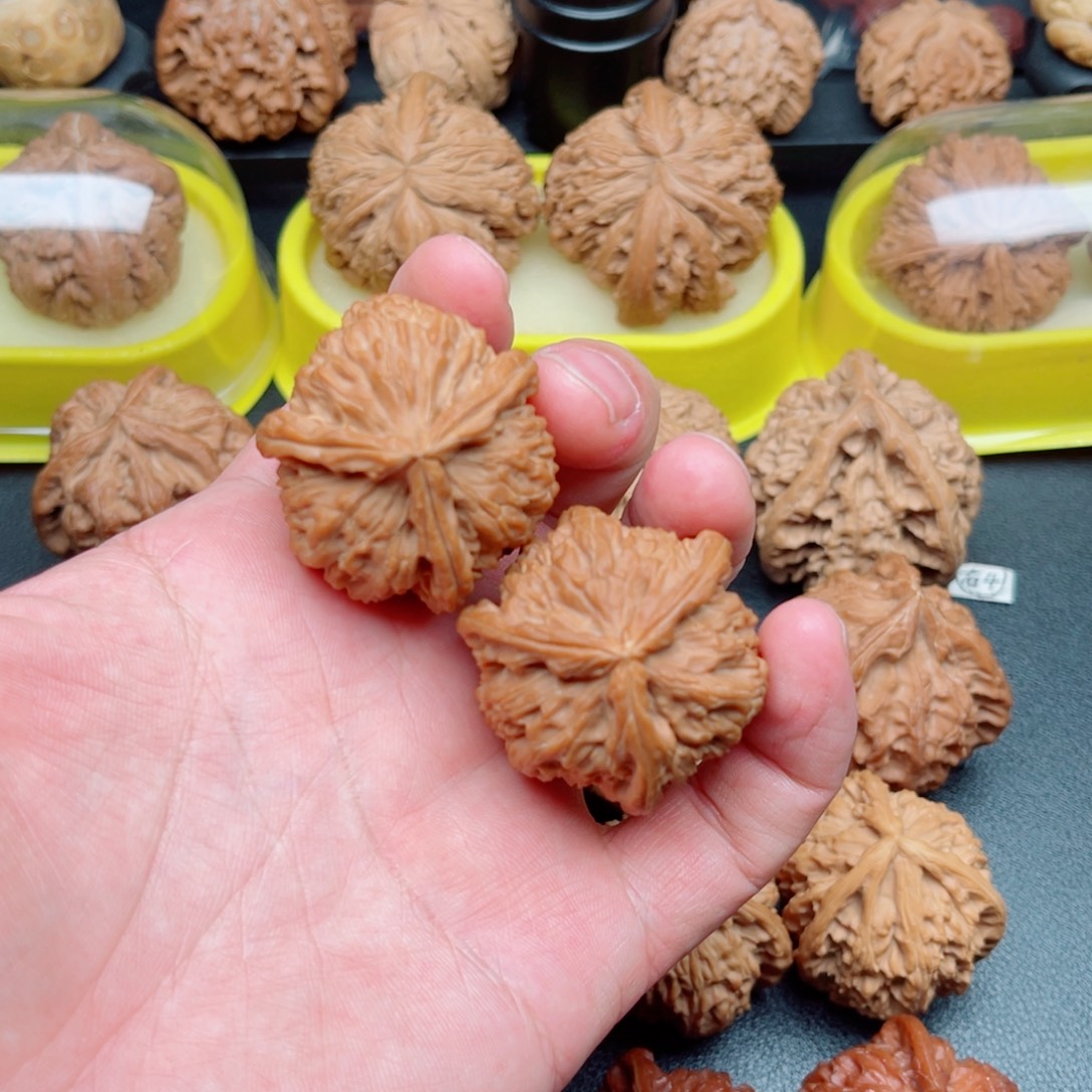 文玩核桃把件白狮子三棱38×38×37