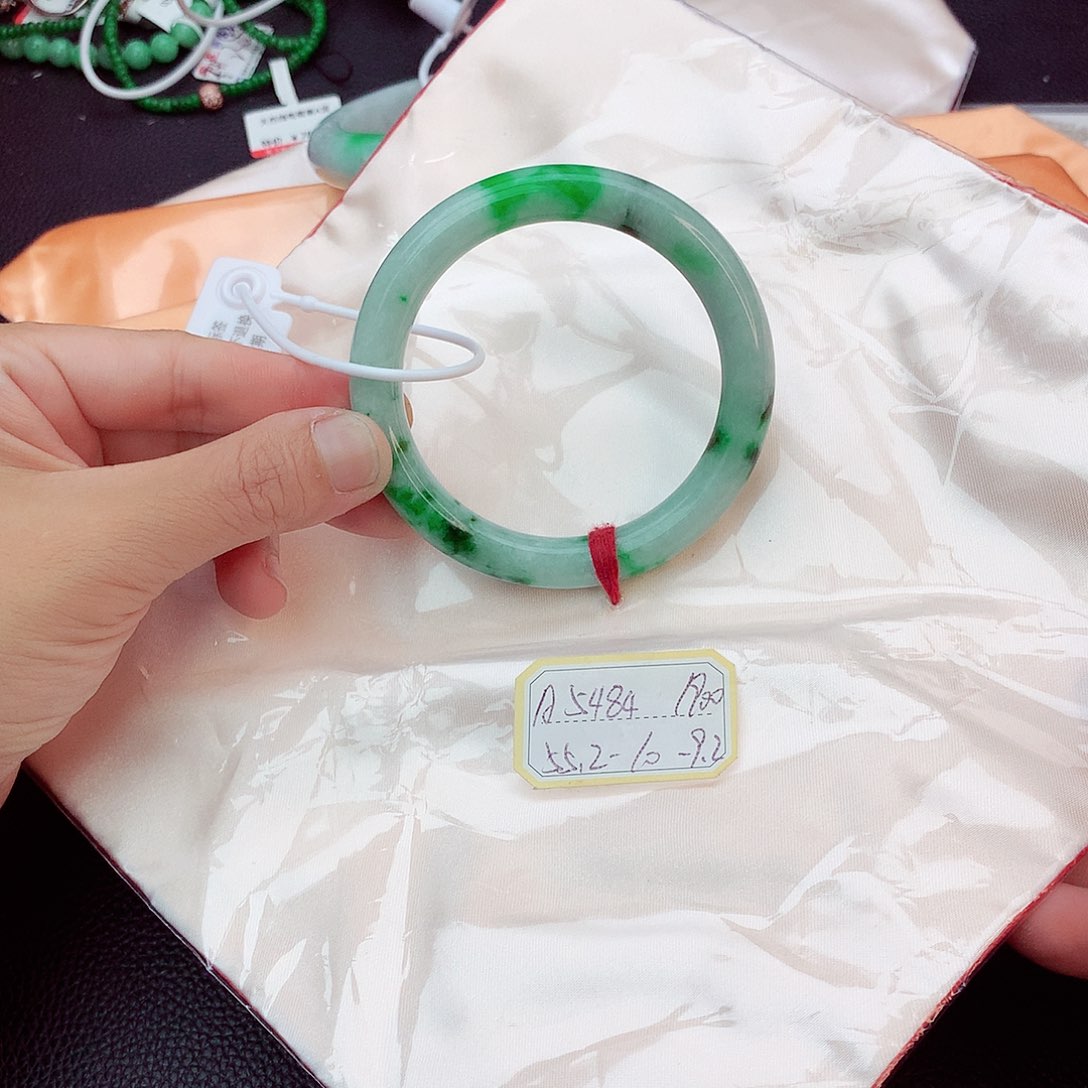翡翠手镯未镶嵌翡翠