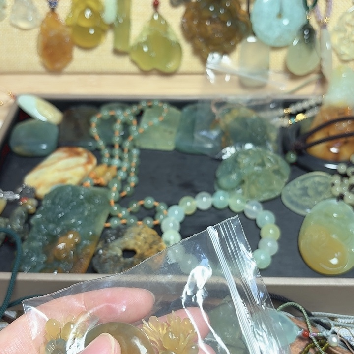 郑***@蛇纹石玉未镶嵌颈饰