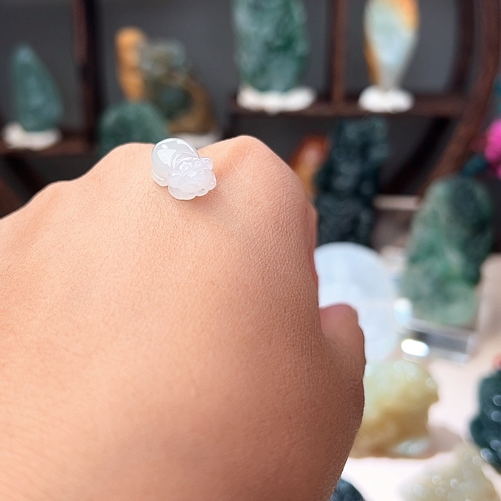 翡翠未镶嵌颈饰小猪