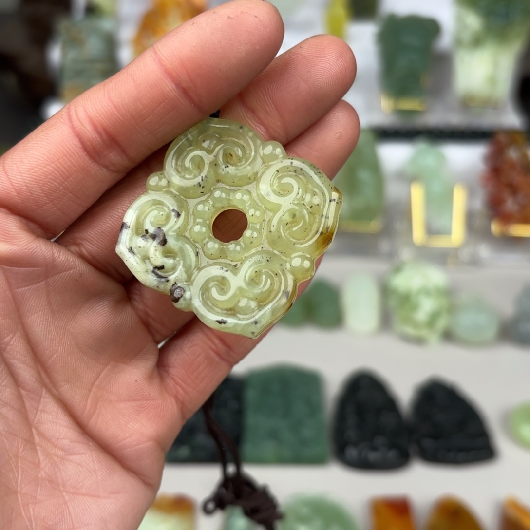 蛇纹石玉颈饰未镶嵌