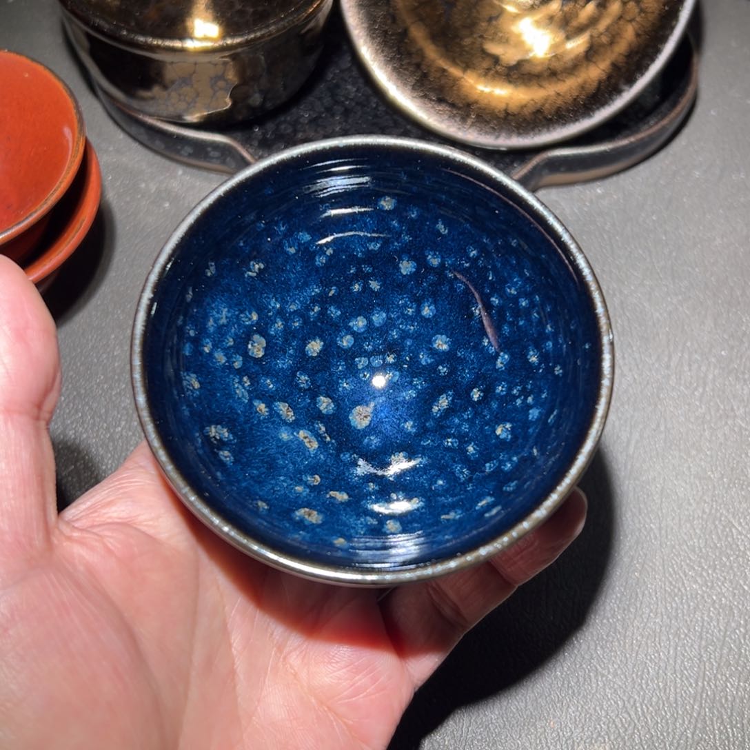 茶盏我是说不出来什么滋味呢吧