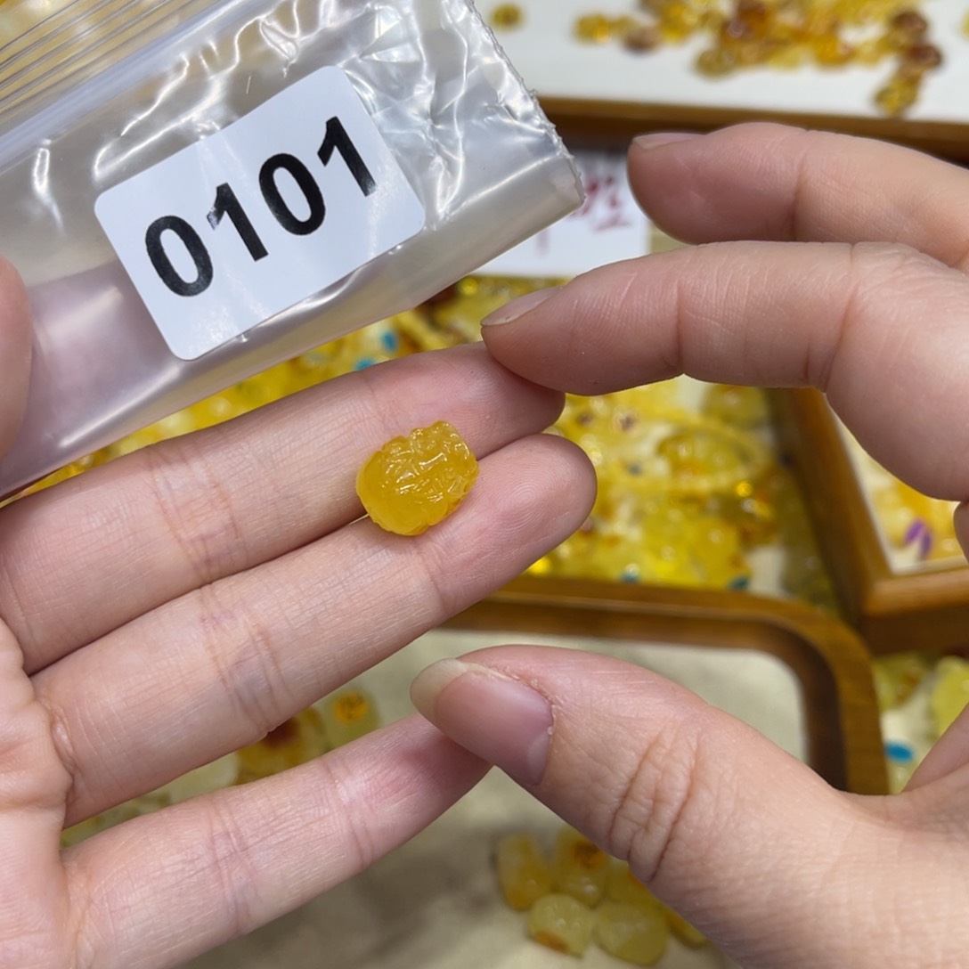 琥珀珠宝奇石未镶嵌