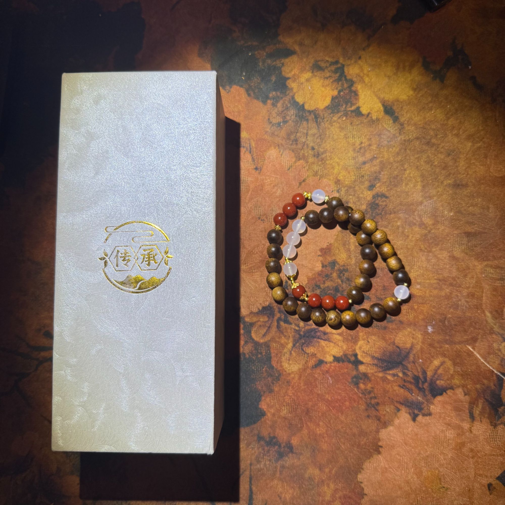 SZH0812-玛瑙8mm朱白双圈手串+海波纹传承收纳盒