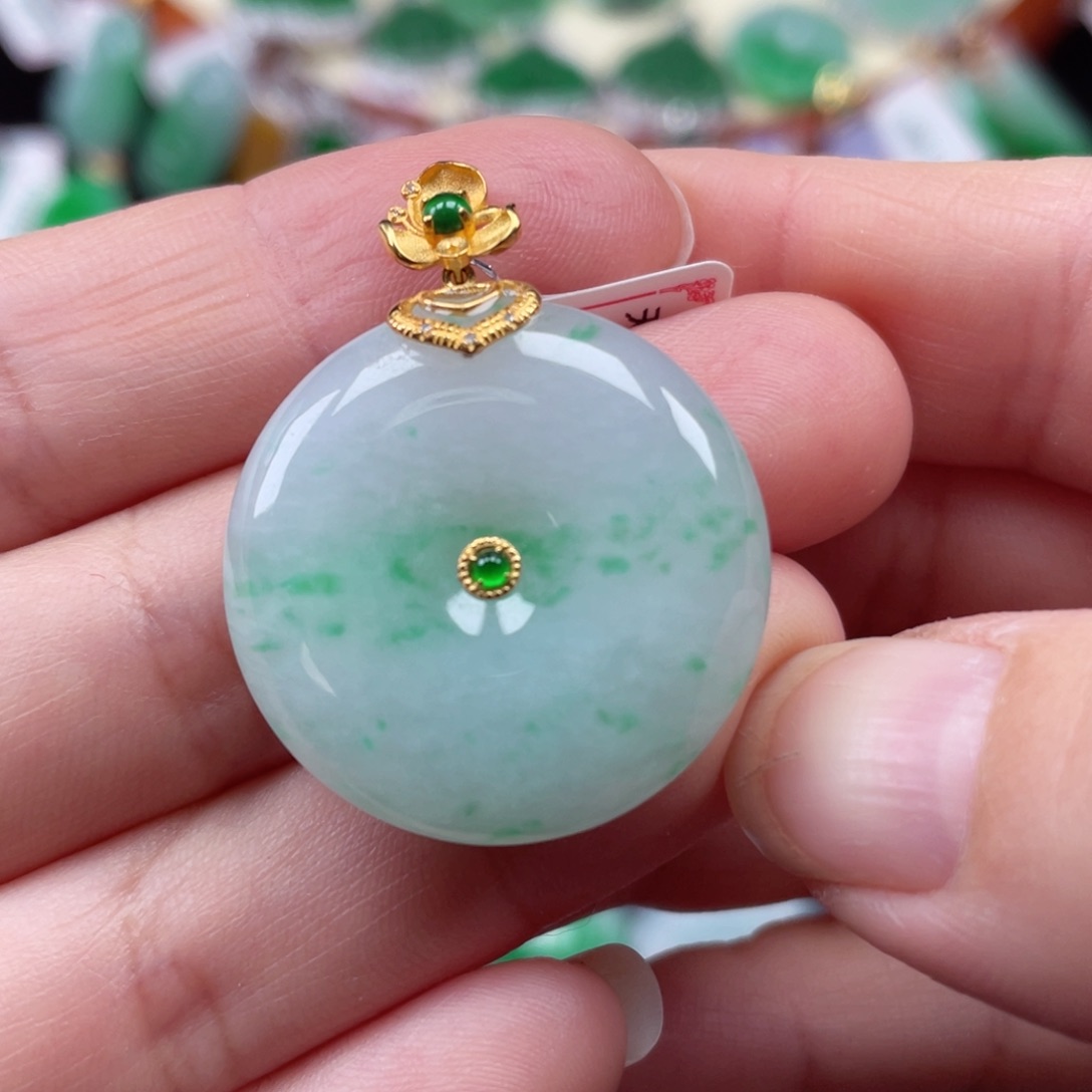 颈饰18K金镶嵌翡翠平安扣