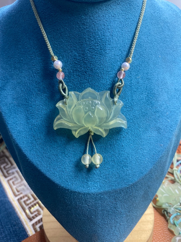 岫玉绿冰透荷花锁骨链