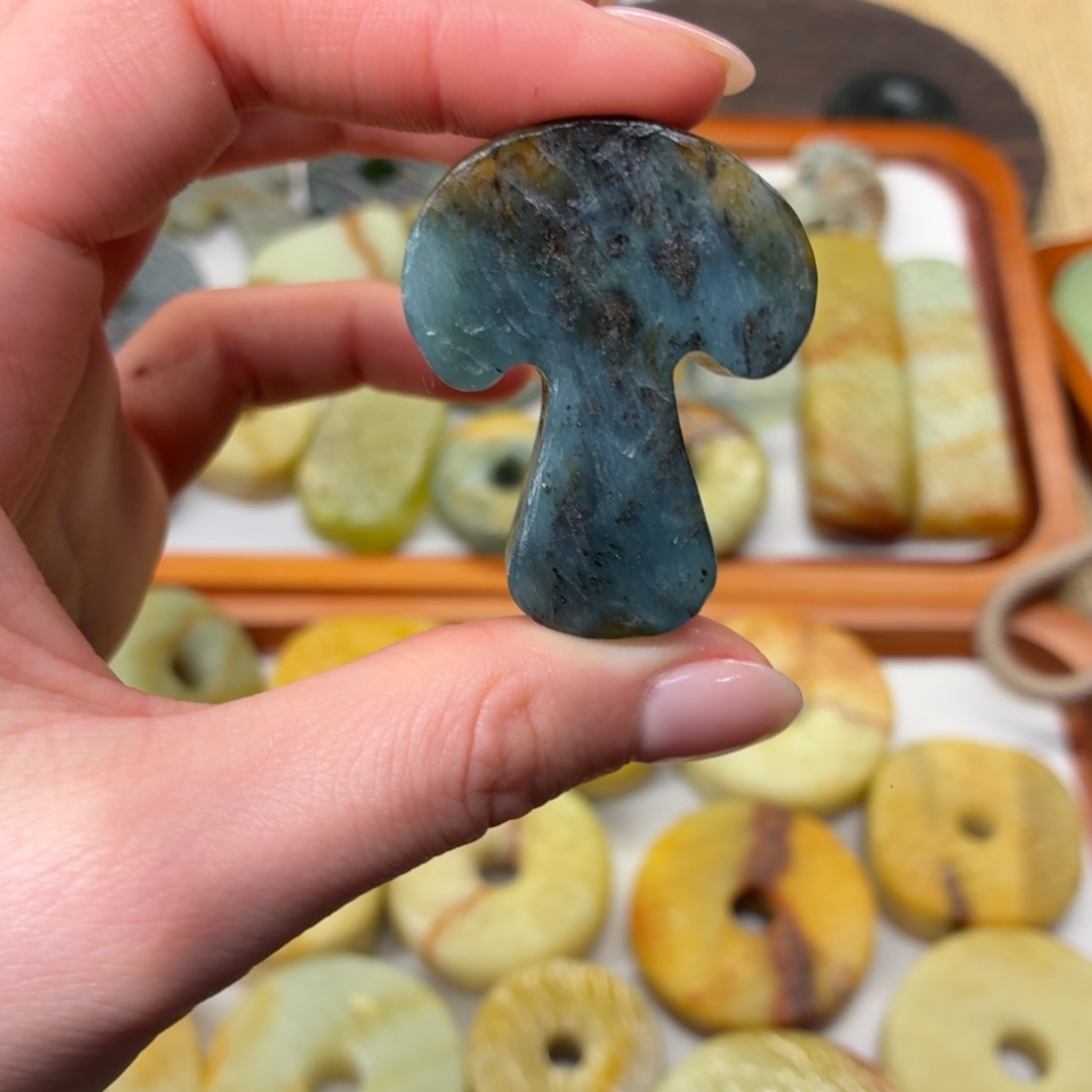 芜***葟蛇纹石玉未镶嵌颈饰