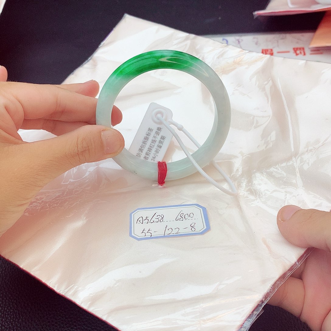 翡翠手镯未镶嵌翡翠
