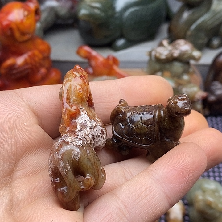 未镶嵌蛇纹石玉颈饰凌**鸿