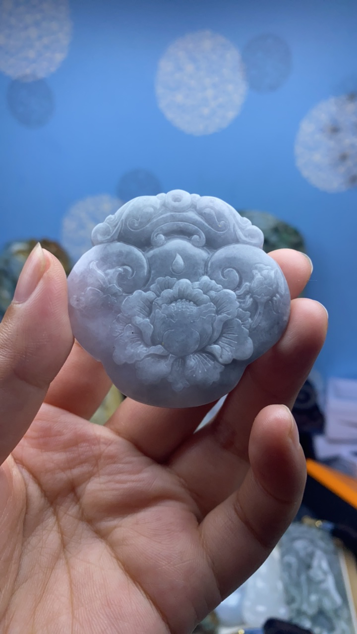 天然翡翠牡丹花锁吊坠